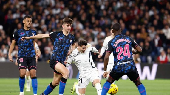 Kike Salas, pugna con Brahim en el partido ante el Real Madrid.