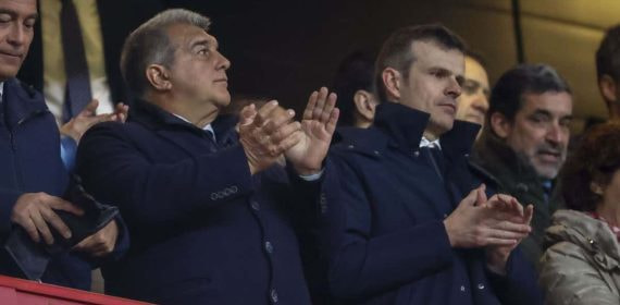 Laporta en el palco de Montjuic.