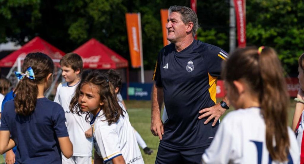 Mikel Lasa, en uno de los clinics que ha ofrecido por medio de la Fundación del Real Madrid.
