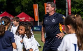 Mikel Lasa, en uno de los clinics que ha ofrecido por medio de la Fundación del Real Madrid.