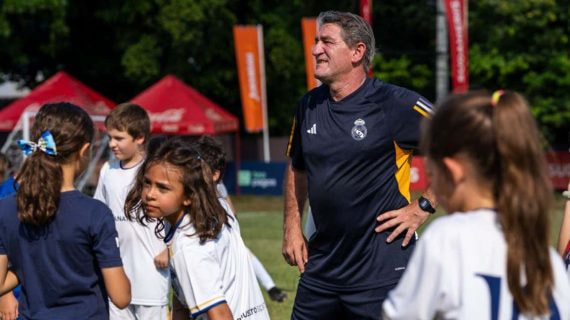 Mikel Lasa, en uno de los clinics que ha ofrecido por medio de la Fundación del Real Madrid.