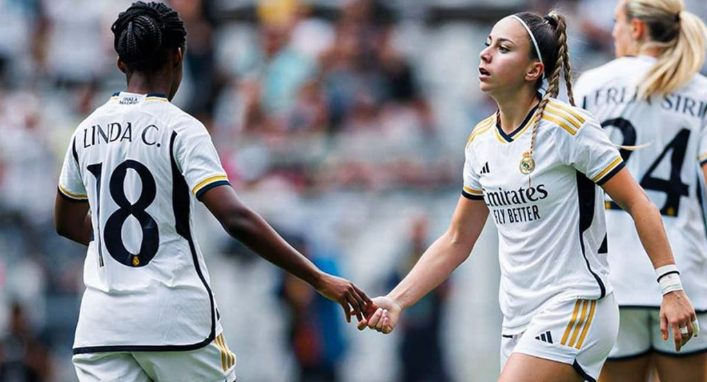 Linda Caicedo y Athenea del Castillo, jugadoras del Real Madrid, durante un partido en Liga F.