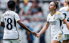 Linda Caicedo y Athenea del Castillo, jugadoras del Real Madrid, durante un partido en Liga F.