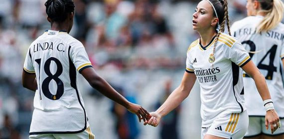 Linda Caicedo y Athenea del Castillo, jugadoras del Real Madrid, durante un partido en Liga F.
