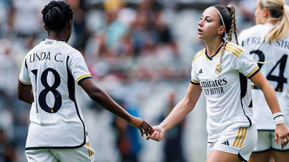 Linda Caicedo y Athenea del Castillo, jugadoras del Real Madrid, durante un partido en Liga F.
