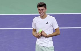 Luca Nardi, sonriente, tras su victoria ante Djokovic en Indian Wells.