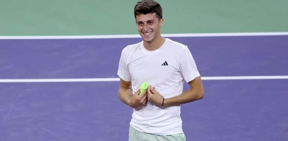 Luca Nardi, sonriente, tras su victoria ante Djokovic en Indian Wells.