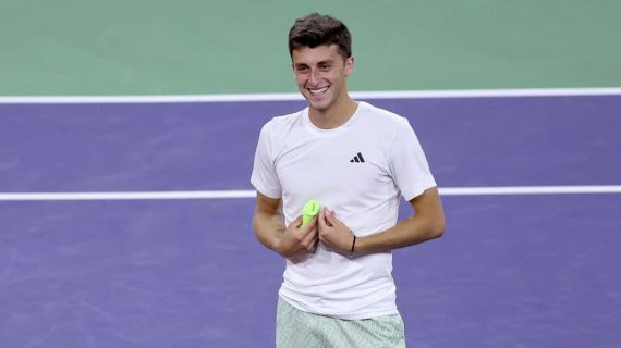 Luca Nardi, sonriente, tras su victoria ante Djokovic en Indian Wells.