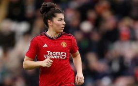 Lucía García con el Manchester United.
