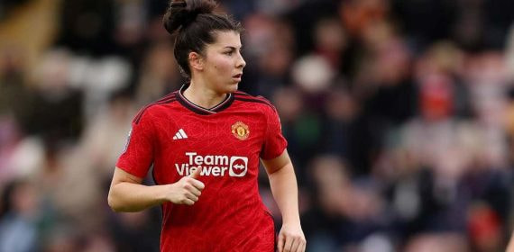 Lucía García con el Manchester United.