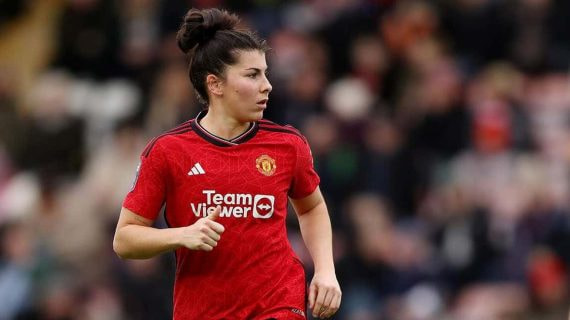 Lucía García con el Manchester United.