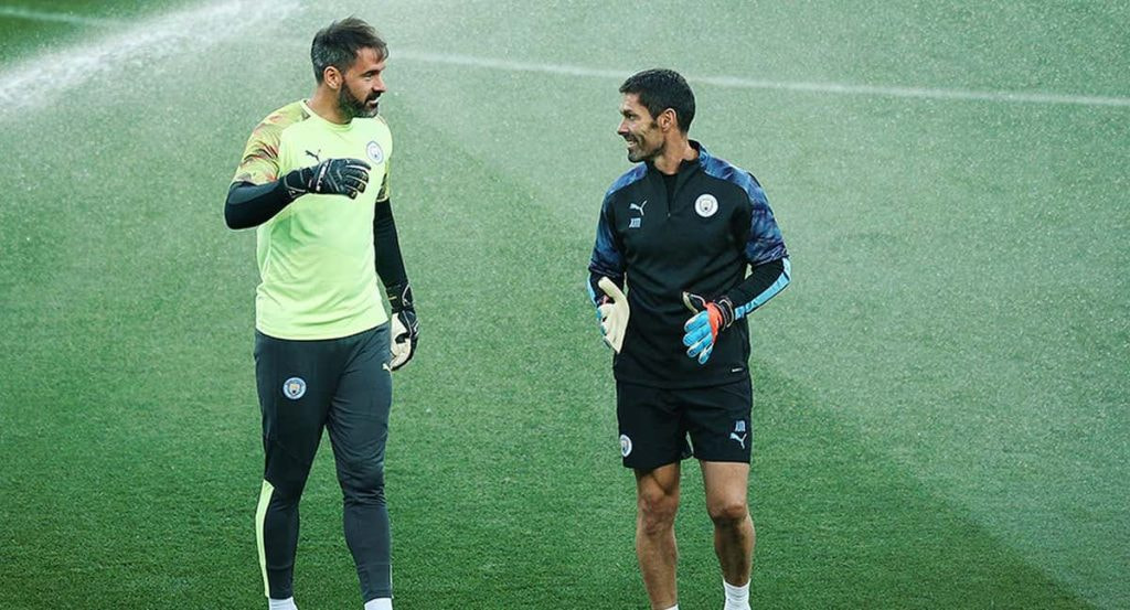 Xabi Mancisidor junto a Carson, histórico portero del City.