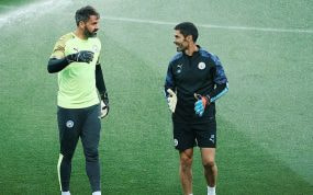 Xabi Mancisidor junto a Carson, histórico portero del City.