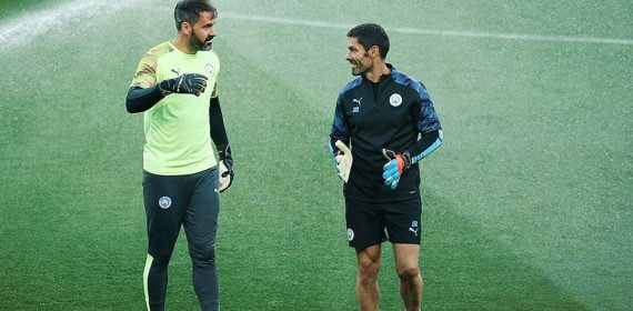 Xabi Mancisidor junto a Carson, histórico portero del City.