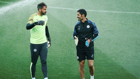 Xabi Mancisidor junto a Carson, histórico portero del City.