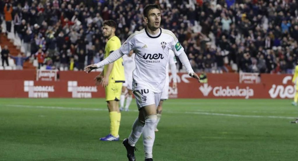 Manu Fuster celebra un gol en el Carlos Belmonte