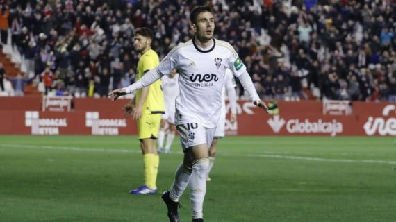 Manu Fuster celebra un gol en el Carlos Belmonte
