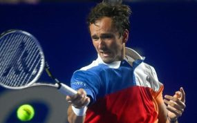 Medvedev compite ataviado con los colores de la bandera rusa.