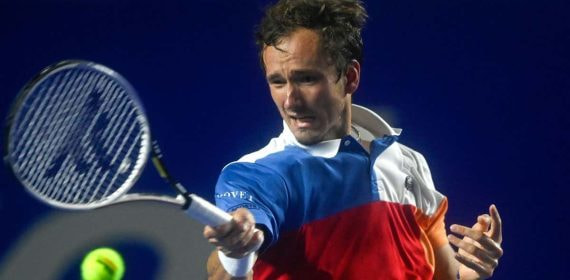 Medvedev compite ataviado con los colores de la bandera rusa.