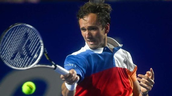 Medvedev compite ataviado con los colores de la bandera rusa.