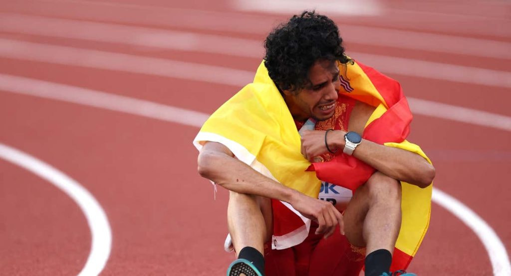 Mo Katir celebra la medalla de plata en los 5.000 metros del Europeo de 2022.