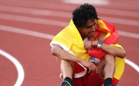 Mo Katir celebra la medalla de plata en los 5.000 metros del Europeo de 2022.