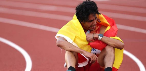Mo Katir celebra la medalla de plata en los 5.000 metros del Europeo de 2022.