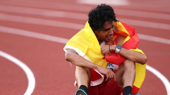Mo Katir celebra la medalla de plata en los 5.000 metros del Europeo de 2022.