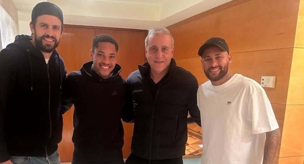 De izquierda a derecha, Gerard Piqué, Vitor Roque, André Cury y Neymar.