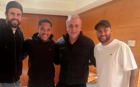 De izquierda a derecha, Gerard Piqué, Vitor Roque, André Cury y Neymar.