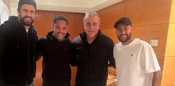 De izquierda a derecha, Gerard Piqué, Vitor Roque, André Cury y Neymar.