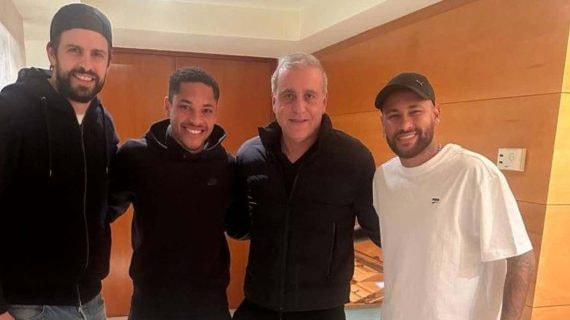 De izquierda a derecha, Gerard Piqué, Vitor Roque, André Cury y Neymar.