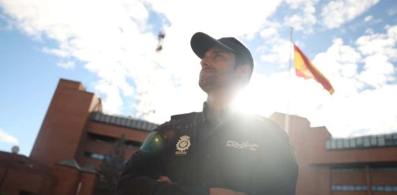 Nieto, de futbolista profesional a policía nacional.