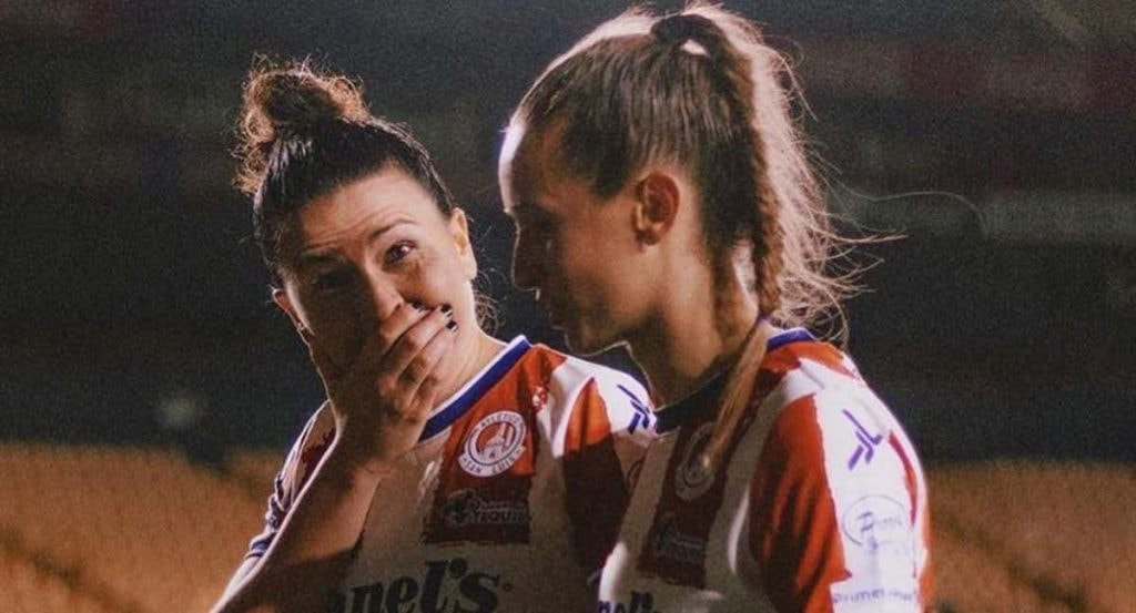 Bea Parra y Marta Perarnau tras un partido.