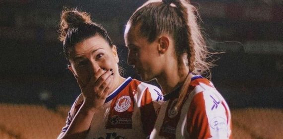 Bea Parra y Marta Perarnau tras un partido.
