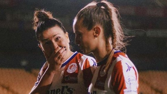 Bea Parra y Marta Perarnau tras un partido.