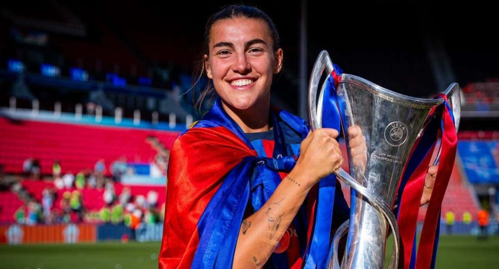 Patri Guijarro posa con la Champions femenina.