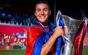 Patri Guijarro posa con la Champions femenina.