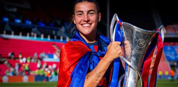 Patri Guijarro posa con la Champions femenina.