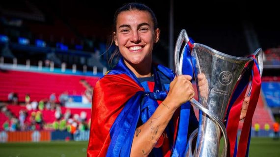 Patri Guijarro posa con la Champions femenina.