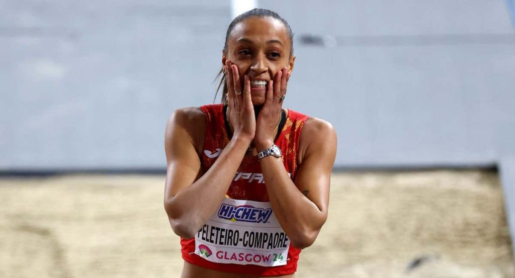 Ana Peleteiro celebra la medalla de bronce conquistada en Glasgow.