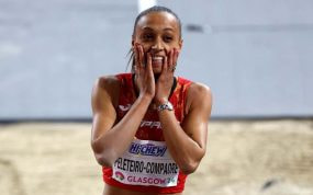 Ana Peleteiro celebra la medalla de bronce conquistada en Glasgow.