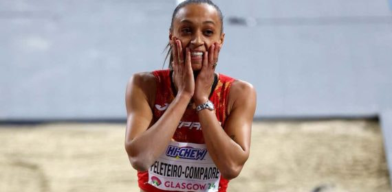 Ana Peleteiro celebra la medalla de bronce conquistada en Glasgow.