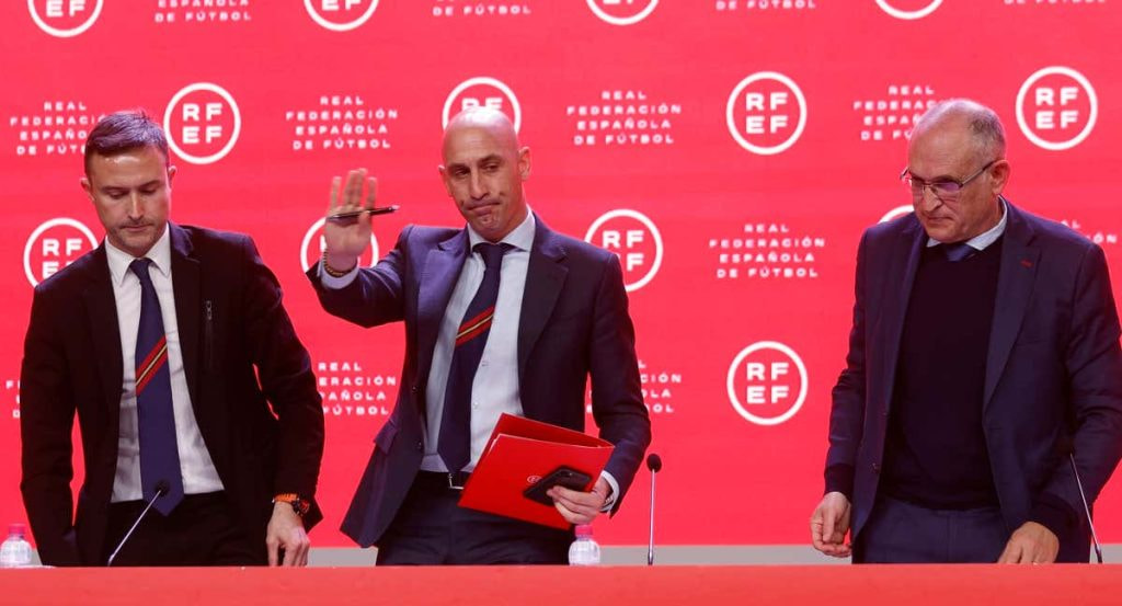 Rubiales en rueda de prensa para abordar la polémica por los contratos suscritos con Arabia Saudí.
