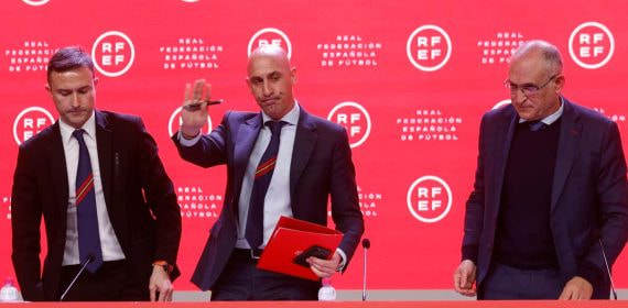 Rubiales en rueda de prensa para abordar la polémica por los contratos suscritos con Arabia Saudí.