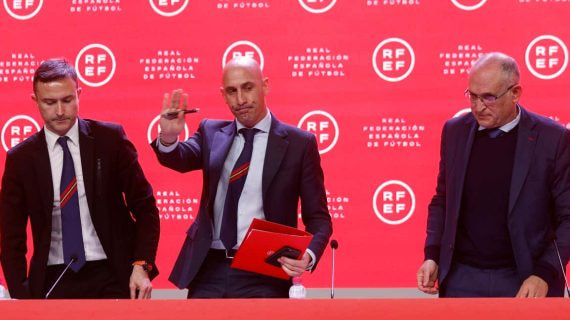 Rubiales en rueda de prensa para abordar la polémica por los contratos suscritos con Arabia Saudí.
