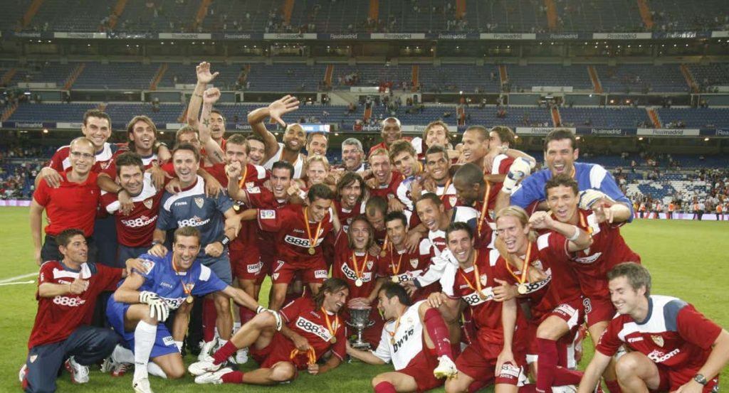 El Sevilla celebra la Supercopa de España ganada en 2007.