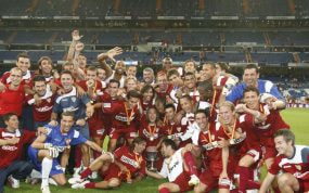 El Sevilla celebra la Supercopa de España ganada en 2007.