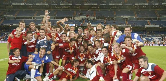 El Sevilla celebra la Supercopa de España ganada en 2007.