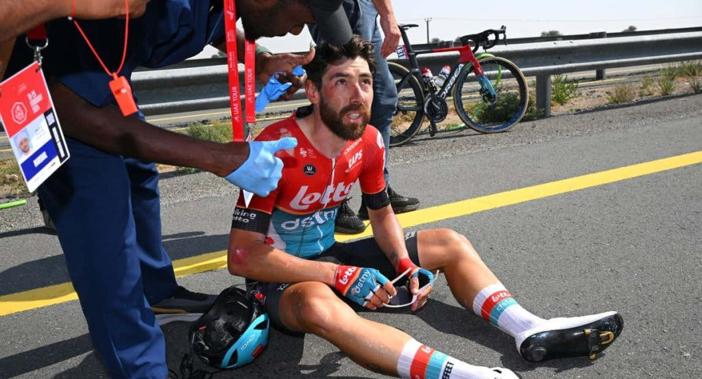 Thomas De Gendt resultó herido después de caerse durante la sexta etapa del UAE Tour 2024.